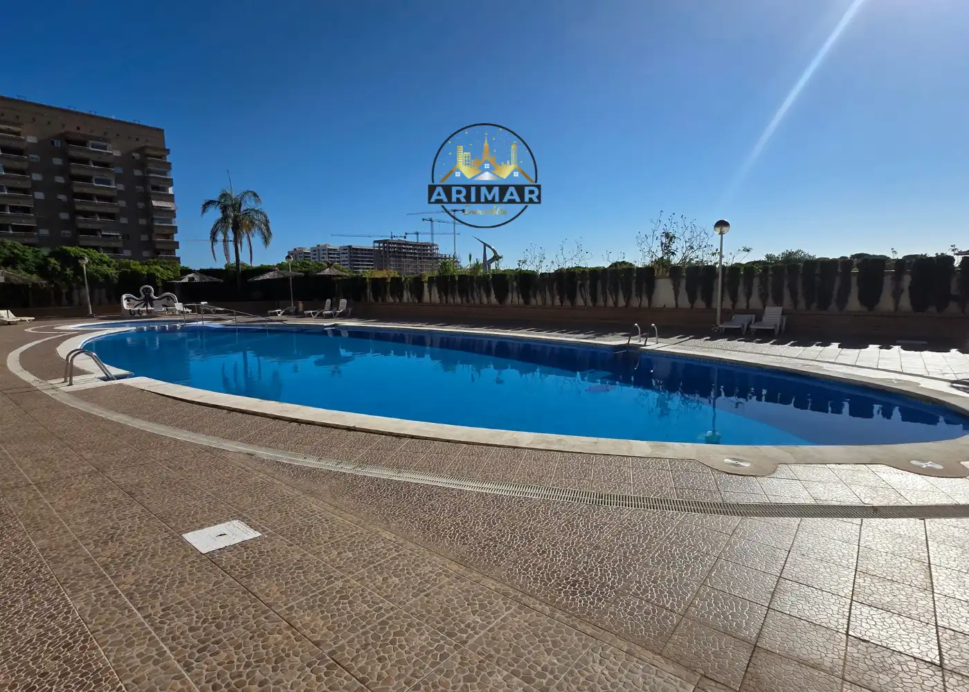 Baixos amb piscina en venda a Avenida Central 54