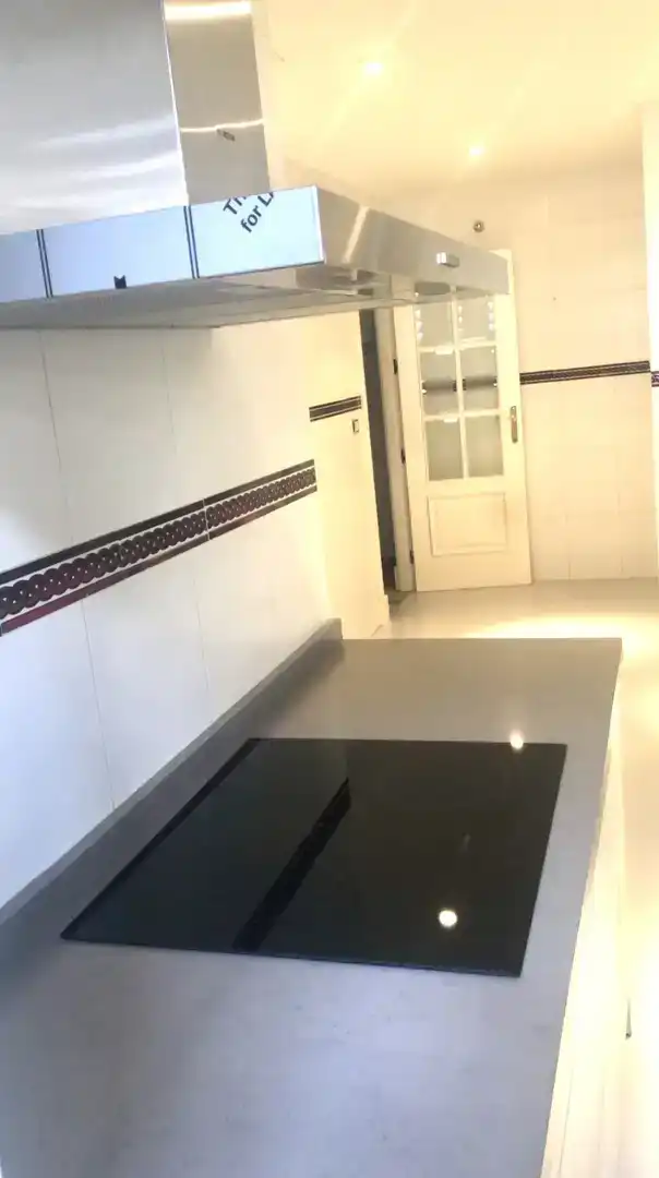 Küche von Wohnung zur Miete in  Sevilla Capital mit Klimaanlage, Schwimmbad und Balkon