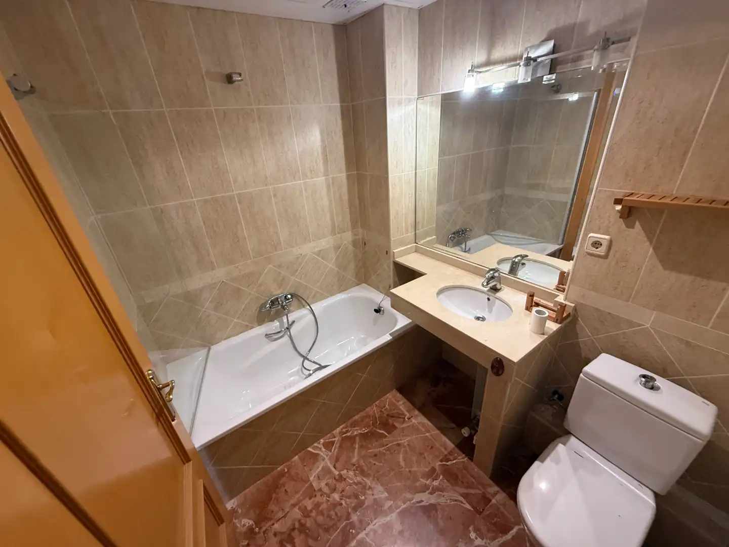 Badezimmer von Einfamilien-Reihenhaus zum Verkauf in L'Ametlla del Vallès mit Klimaanlage, Heizung und Privatgarten