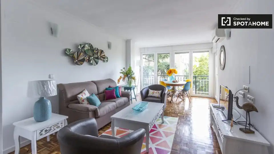 Living room of Flat for rent in Madrid  with Air Conditioner, Heating and Furnished