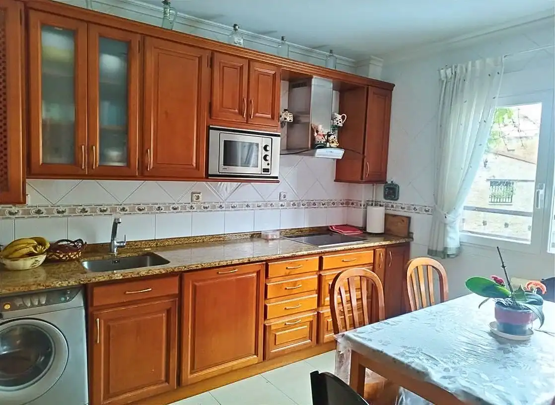 Cuina de Casa adosada en venda en Burgos amb Moblat