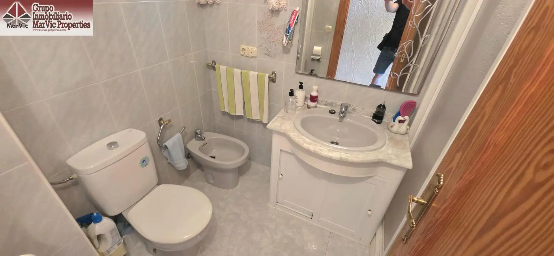 Baño de Apartamento en venta en Benidorm con Aire acondicionado, Jardín privado y Amueblado