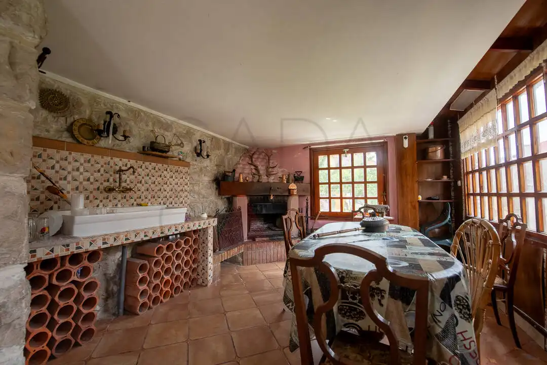 Cuina de Casa o xalet en venda en El Astillero   amb Calefacció i Jardí privat