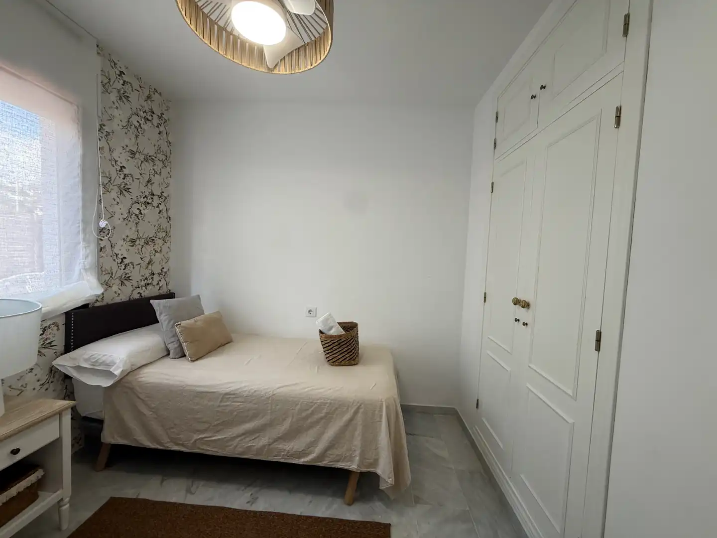 Habitación de Casa adosada de alquiler en Estepona con Calefacción, Jardín privado y Alarma