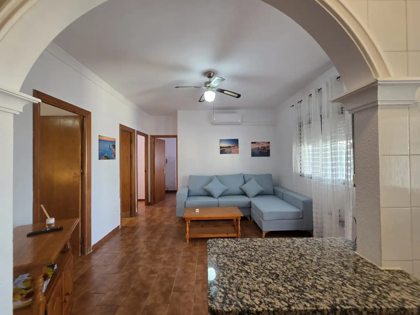 Sala d'estar de Casa adosada de lloguer en Conil de la Frontera amb Aire condicionat, Terrassa i Piscina