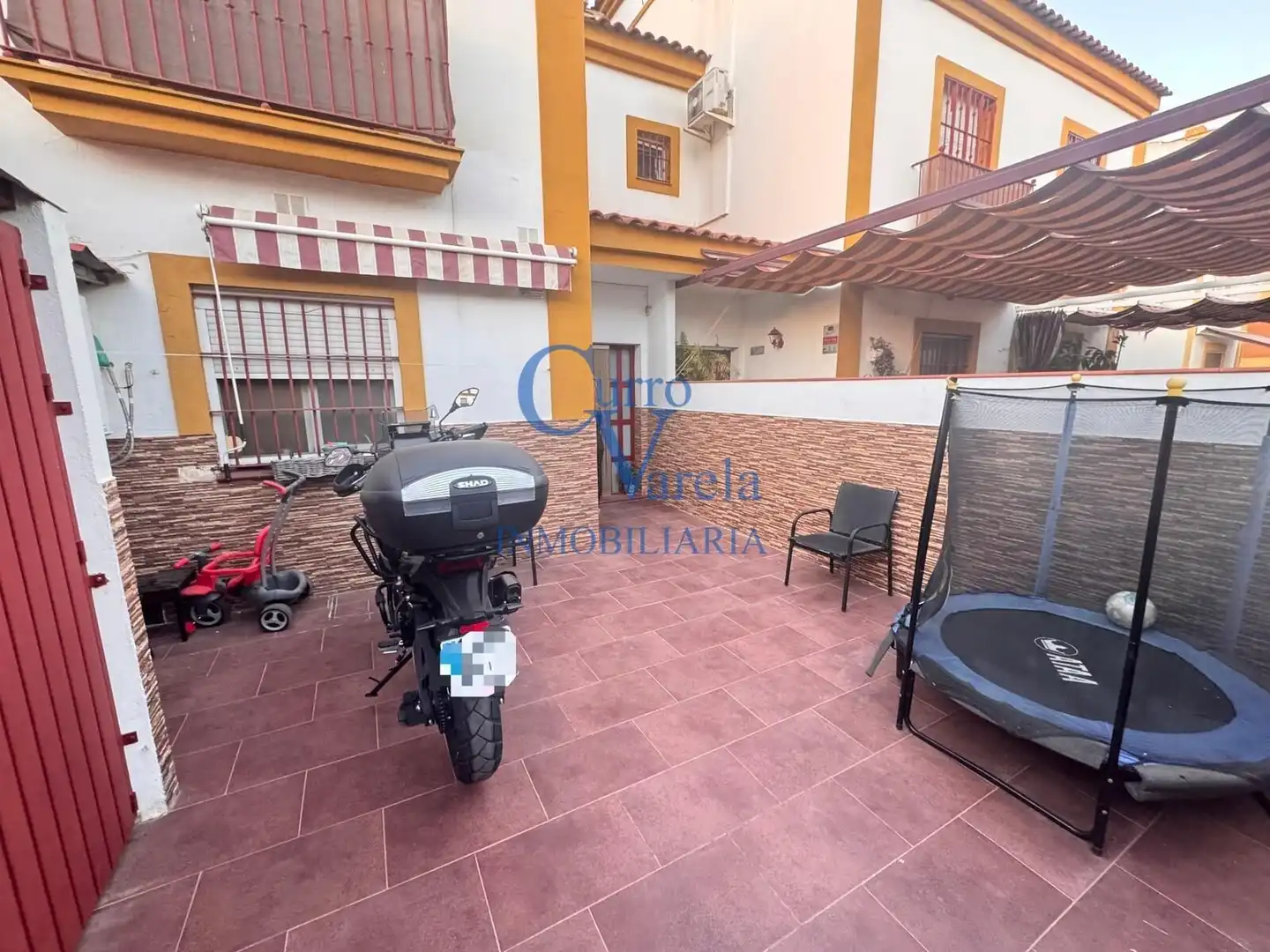 Vista exterior de Casa o xalet en venda en Alcalá de Guadaira amb Aire condicionat, Calefacció i Traster