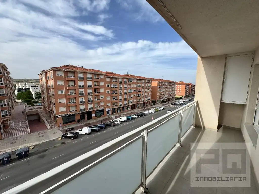 Vista exterior de Pis en venda en Ávila