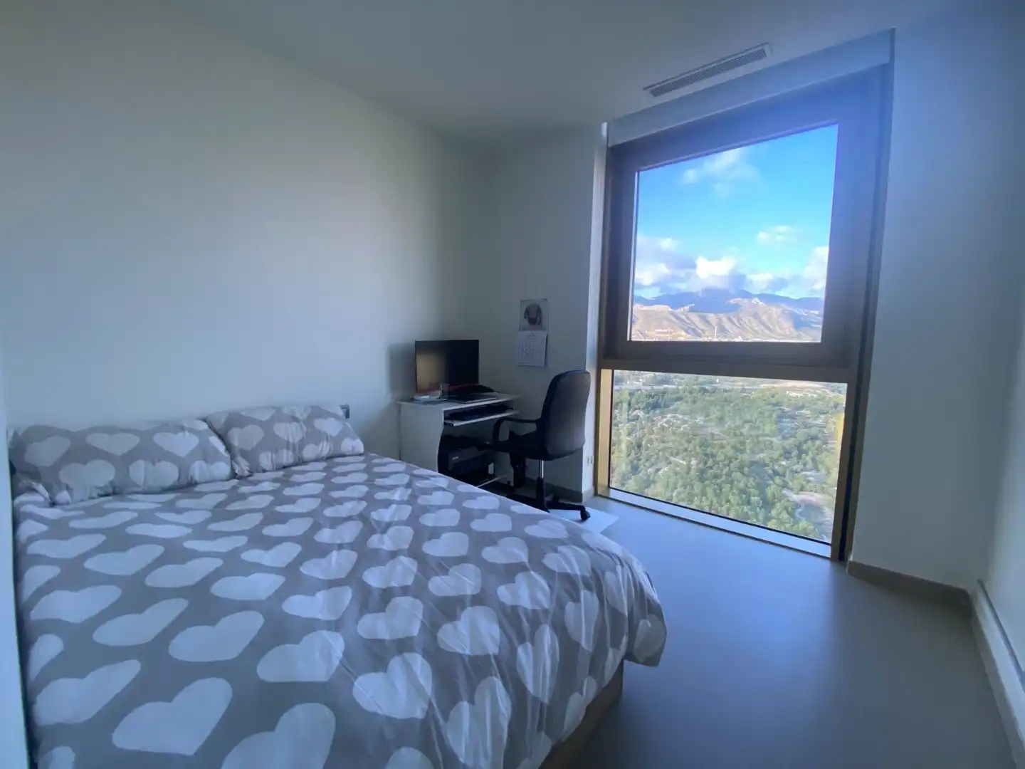 Habitación de Apartamento de alquiler en Benidorm con Aire acondicionado, Terraza y Amueblado