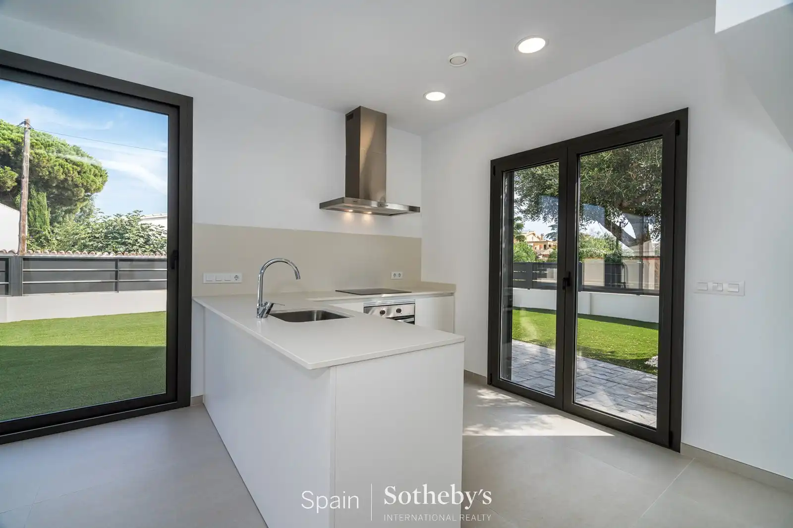 Casa pareada con piscina en venta en Carrer Requesens, imagen 9