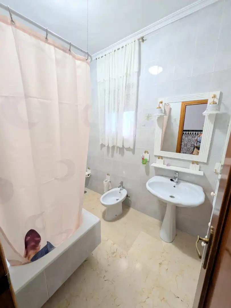 Bany de Casa o xalet en venda en Sevilla amb Terrassa i Traster