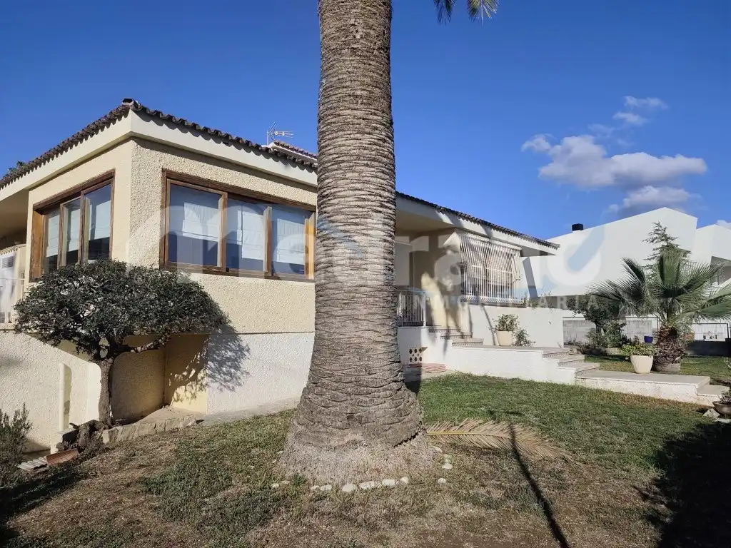 Vista exterior de Casa o chalet en venta en Benidorm con Piscina