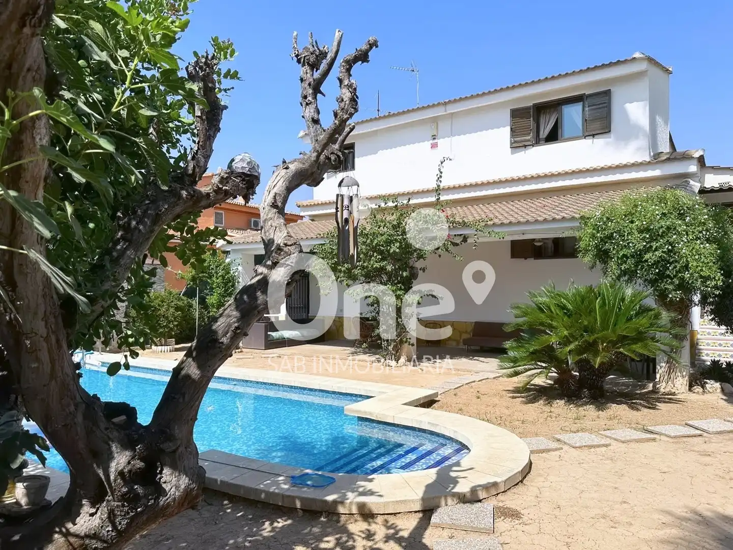 Vista exterior de Casa o xalet en venda en L'Eliana amb Aire condicionat, Calefacció i Jardí privat