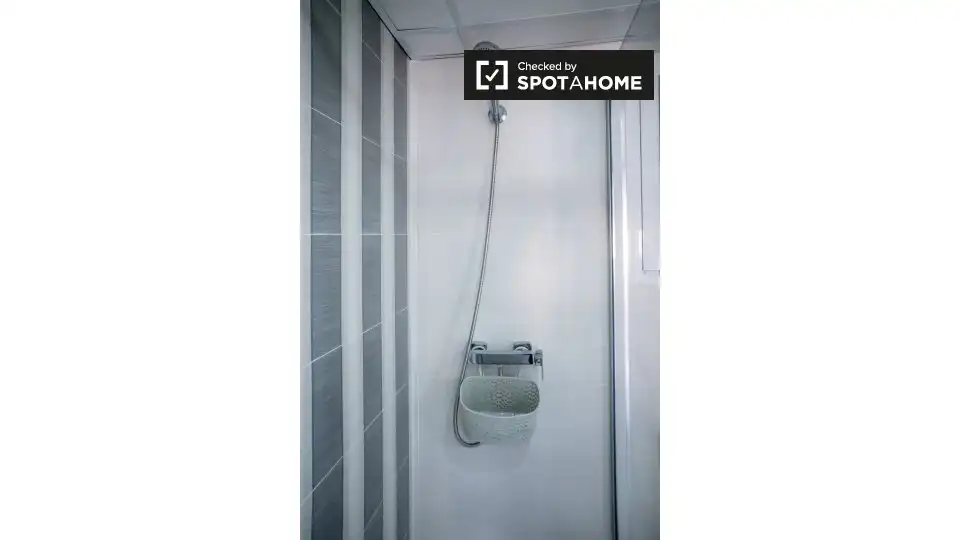 Bathroom of Flat for rent in Valencia  with Air Conditioner, Heating and Furnished