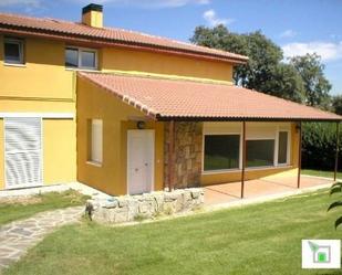 Vista exterior de Casa o xalet de lloguer en La Moraleja amb Terrassa