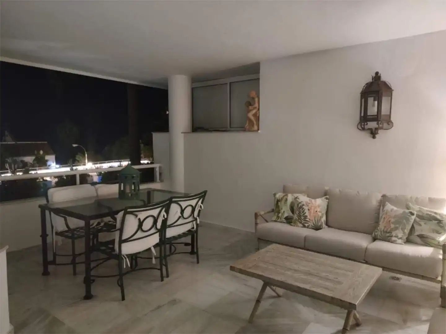 Sala d'estar de Pis en venda en Marbella amb Piscina i Balcó