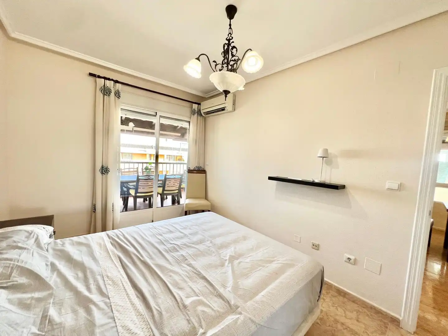 Habitación de Ático de alquiler en Torrevieja con Aire acondicionado, Calefacción y Terraza