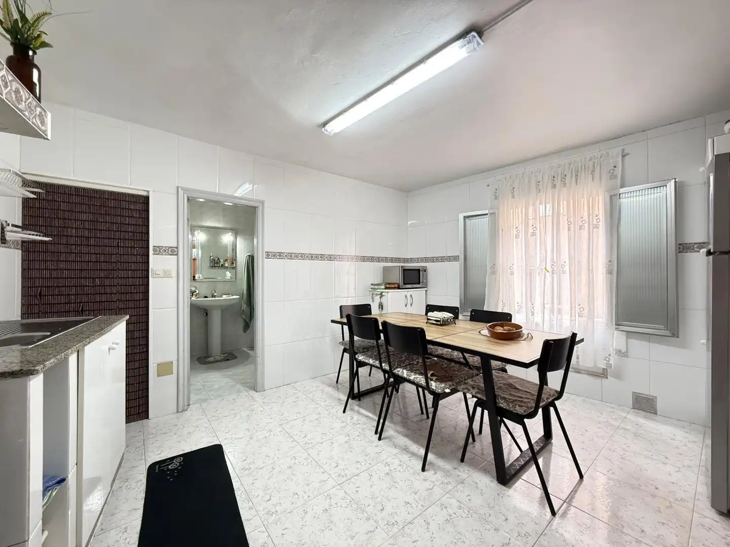 Esszimmer von Einfamilien-Reihenhaus zum Verkauf in Boiro mit Möbliert