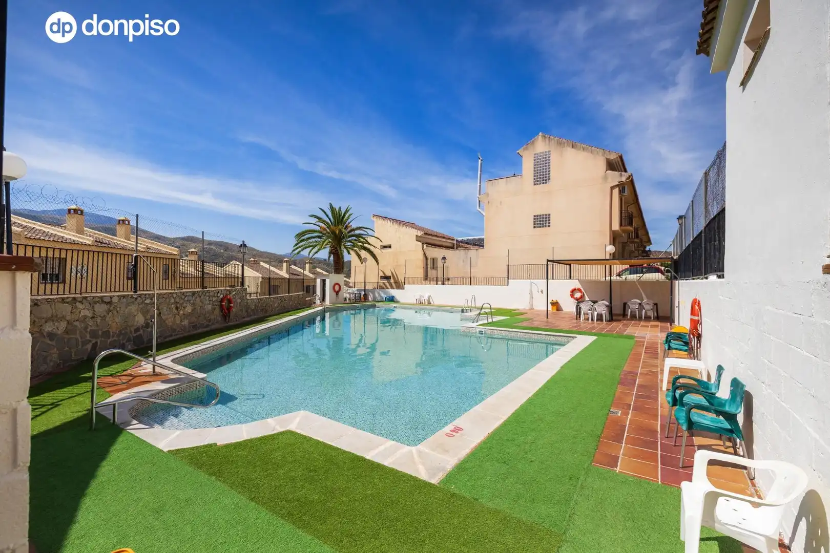 Casa aparellada amb terrassa en venda a MARIA PINET 10