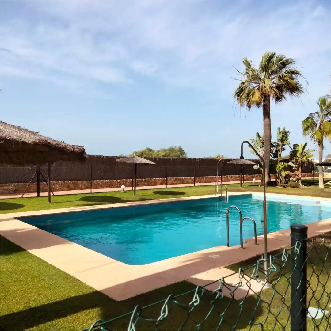 Piscina de Piso de alquiler en Rota con Amueblado, Lavadora y Microondas