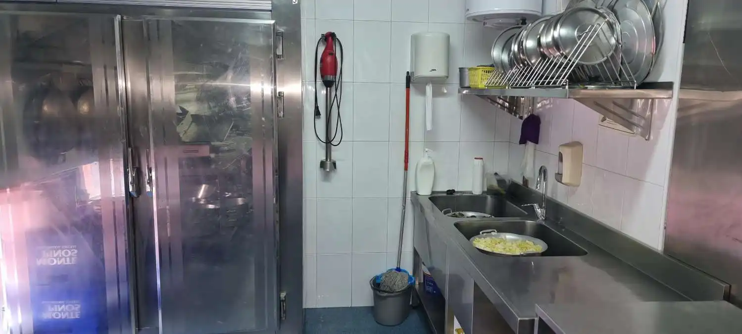 Cuina de Local en venda en Navia amb Moblat