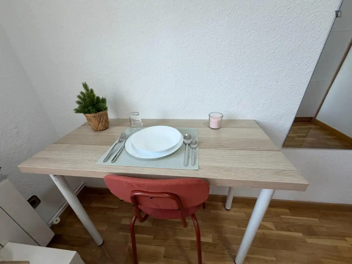 Comedor de Apartamento para compartir en Madrid con Aire acondicionado, Calefacción y Amueblado