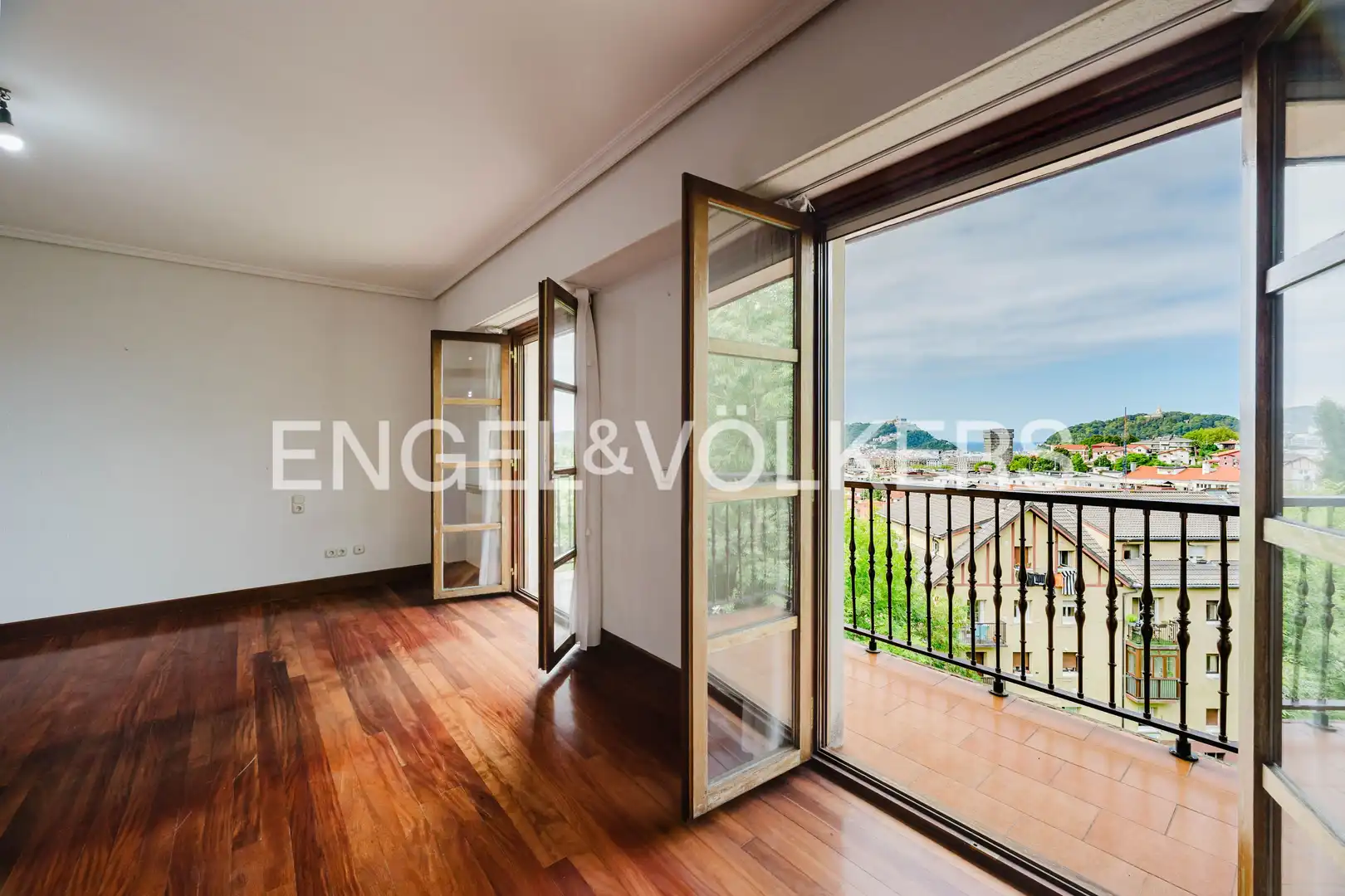 Sala d'estar de Casa adosada en venda en Donostia - San Sebastián  amb Calefacció, Jardí privat i Balcó