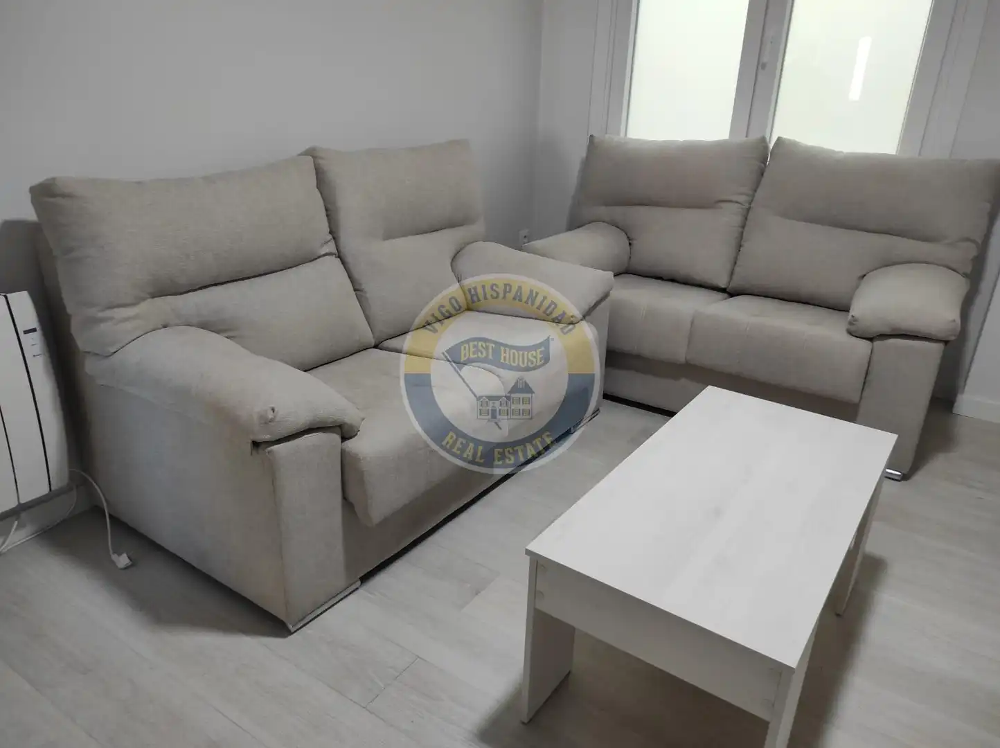 Sala d'estar de Pis de lloguer en Vigo  amb Calefacció, Parquet i Moblat
