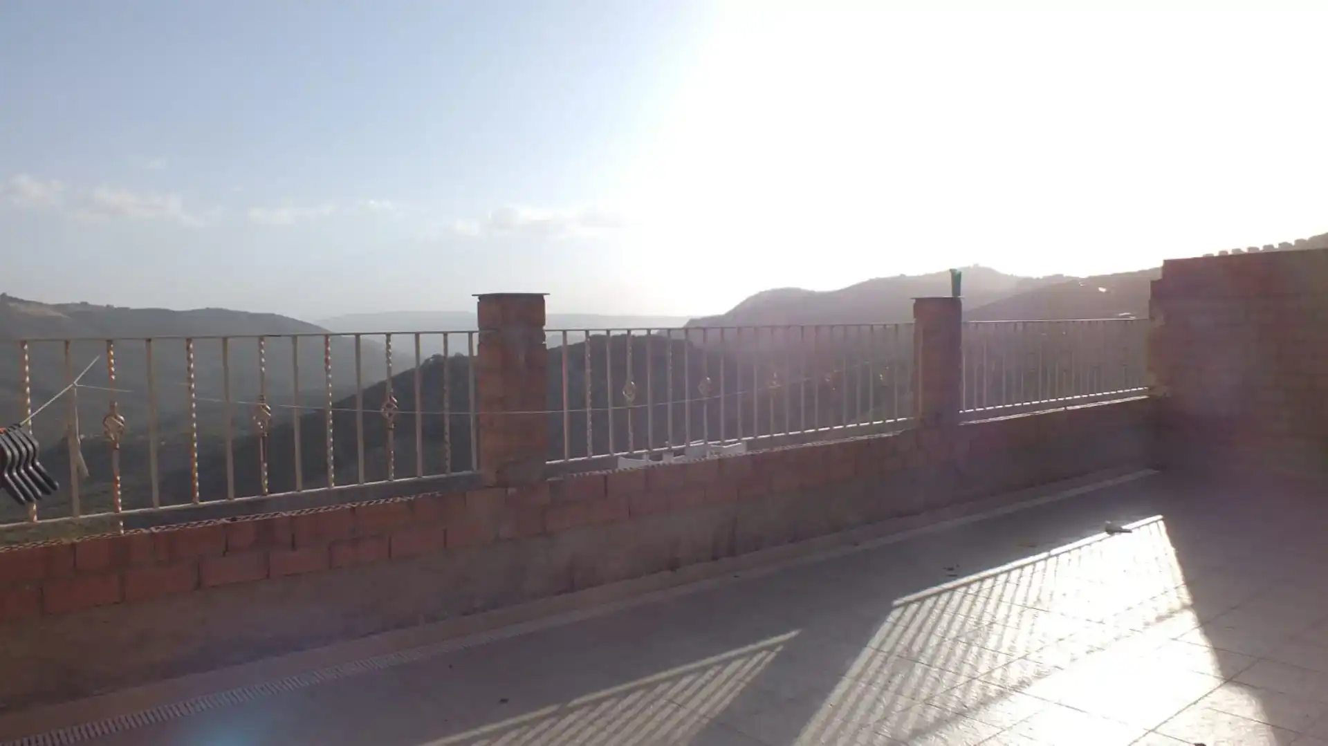 Vista exterior de Casa adosada en venda en Iznájar amb Aire condicionat i Balcó