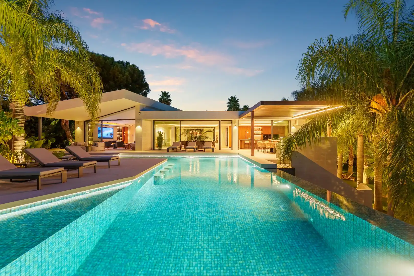 Casa con piscina en venta en Elviria - Cabopino