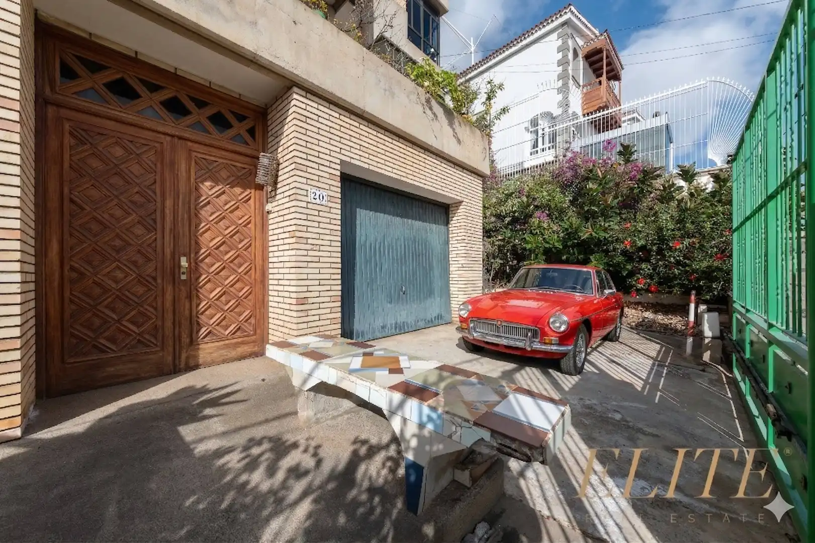 Vista exterior de Casa o xalet en venda en Las Palmas de Gran Canaria amb Terrassa, Piscina i Moblat