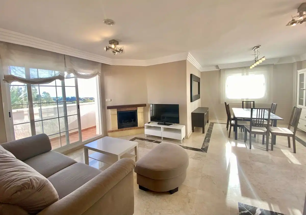 Sala d'estar de Àtic de lloguer amb opció a compra en Marbella amb Aire condicionat, Terrassa i Moblat