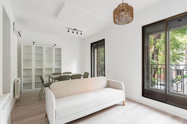Living room of Flat for sale in  Madrid Capital  with Air Conditioner, Heating and Balcony