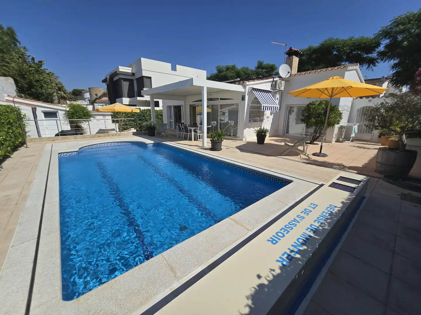 Piscina de Casa o xalet en venda en Empuriabrava amb Aire condicionat, Calefacció i Jardí privat