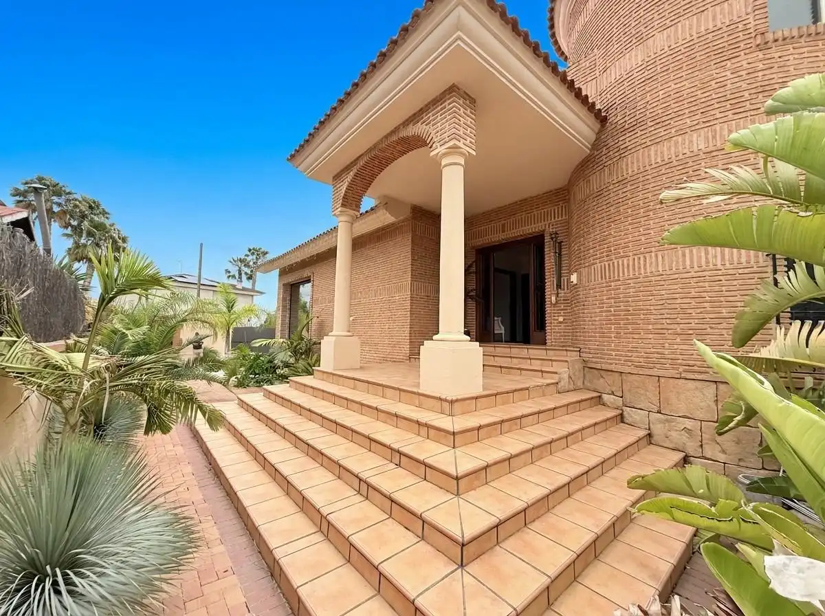 Vista exterior de Casa o chalet en venta en San Vicente del Raspeig / Sant Vicent del Raspeig con Aire acondicionado, Jardín privado y Terraza