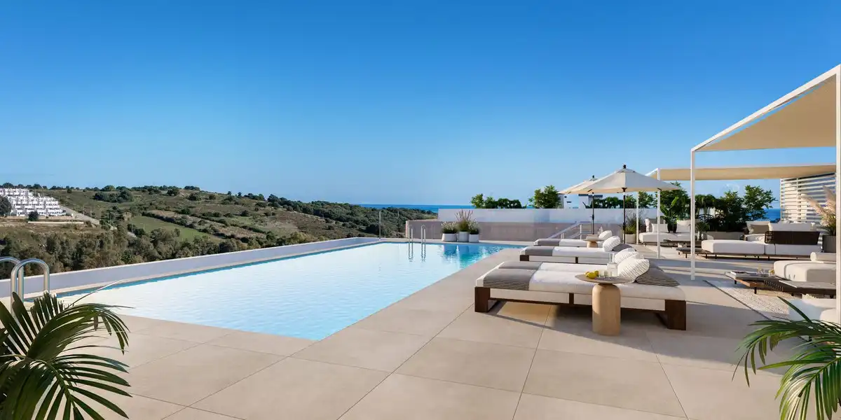 Terrasse von Erdgeschoss zum Verkauf in Estepona mit Klimaanlage, Privatgarten und Abstellraum