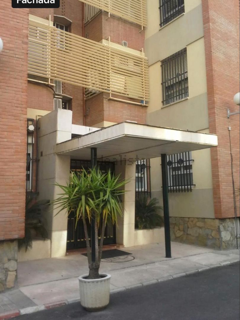 Vista exterior de Pis de lloguer en  Sevilla Capital amb Aire condicionat, Jardí privat i Terrassa