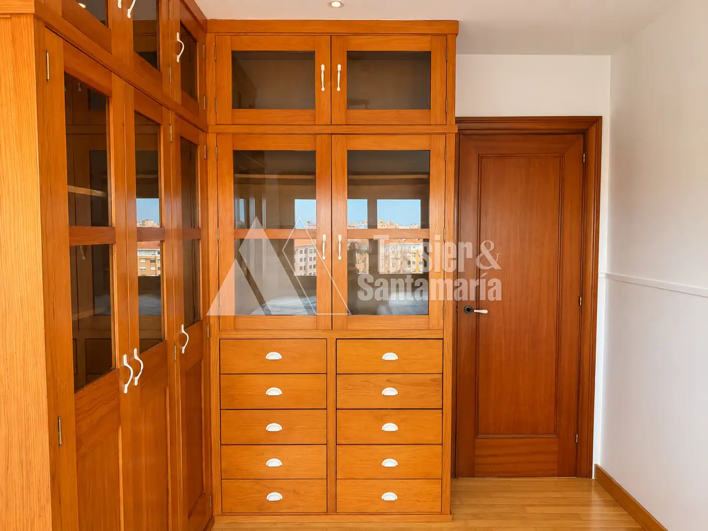 Dormitori de Pis de lloguer en Gijón  amb Calefacció, Parquet i Forn