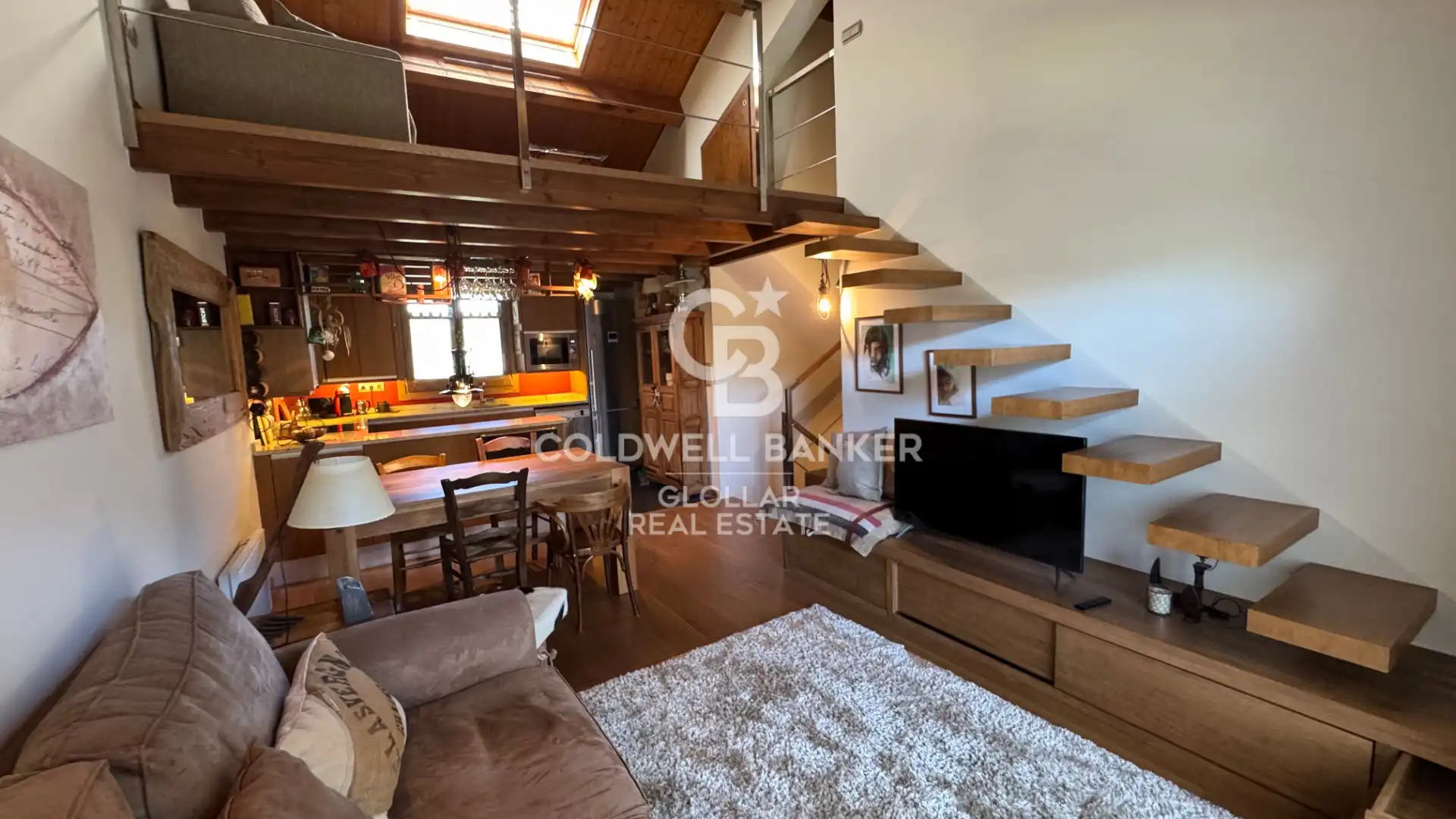 Wohnzimmer von Einfamilien-Reihenhaus zum Verkauf in Osséja mit Privatgarten, Parkett und Terrasse