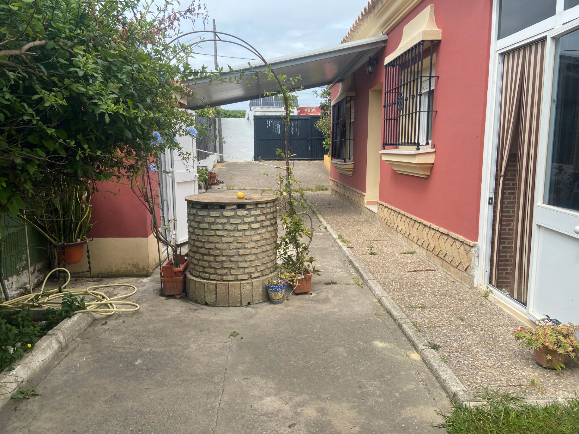 Vista exterior de Finca rústica en venda en El Puerto de Santa María amb Jardí privat i Traster
