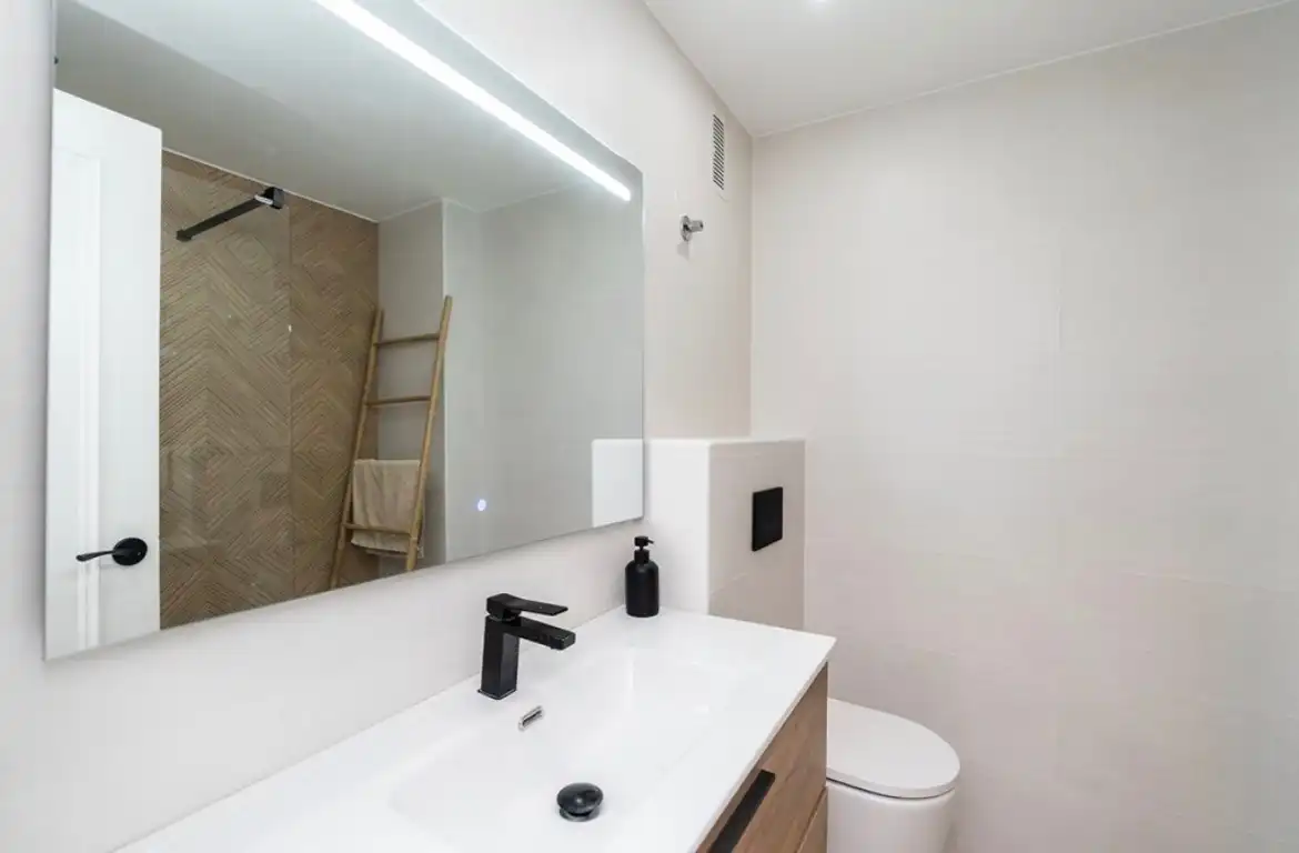 Baño de Piso en venta en Marbella con Aire acondicionado, Terraza y Amueblado