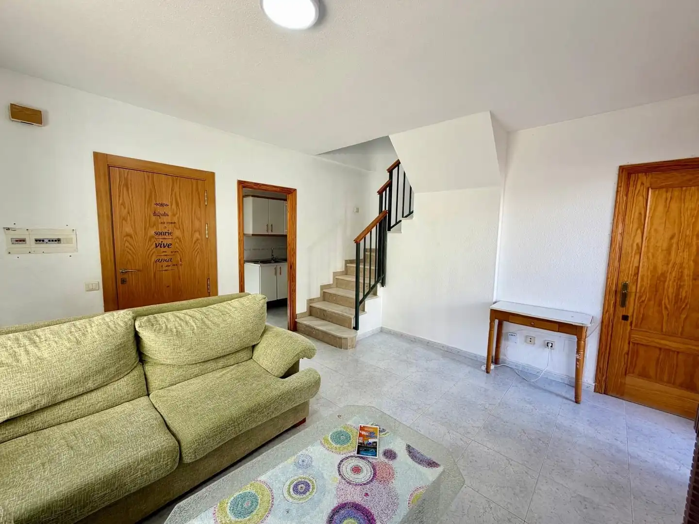 Sala de estar de Casa adosada en venta en Almería con Jardín privado, Terraza y Amueblado