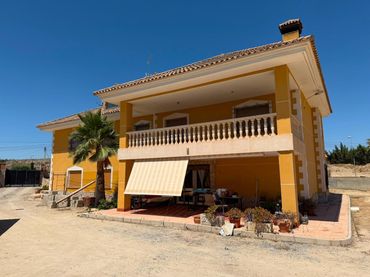Detached house with pool for sale in Calle Calle Turquesa 29