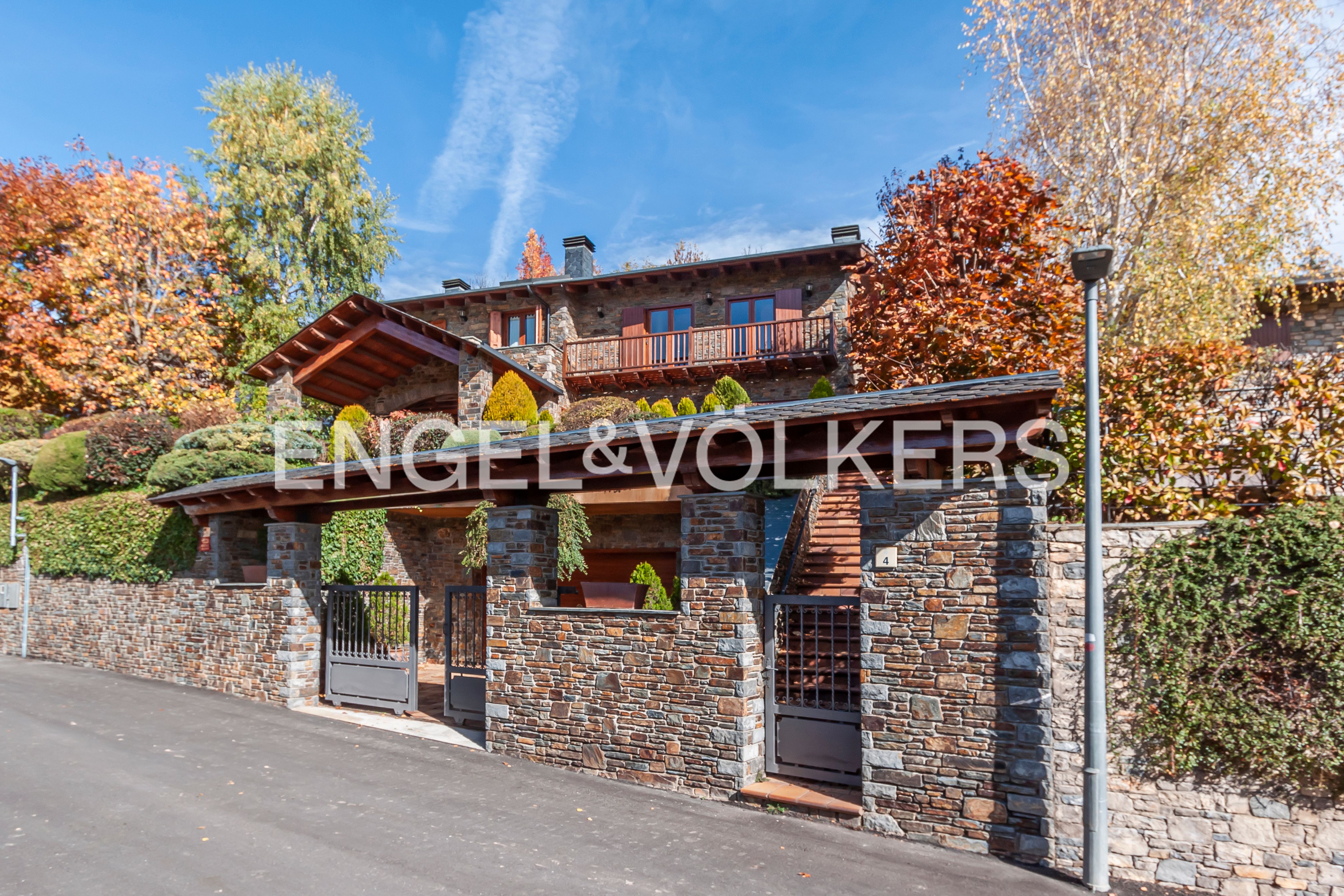 Vista exterior de Casa o xalet en venda en Prullans amb Calefacció, Jardí privat i Parquet