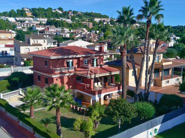 Chalet con jardín en venta en Els Masos - Els Garrofers