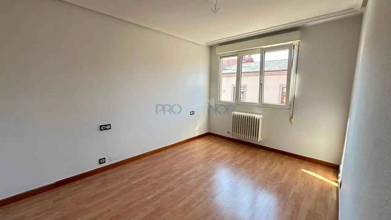Habitación de Apartamento en venta en San Andrés del Rabanedo con Calefacción