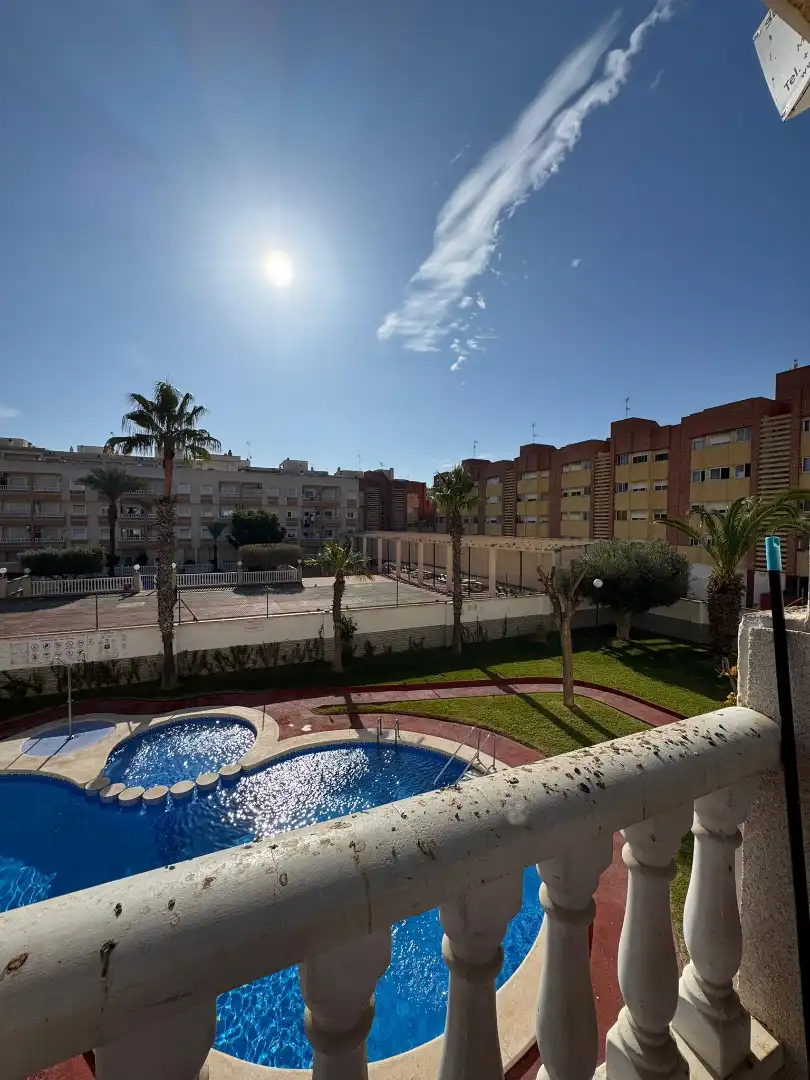 Außenansicht von Wohnung zum Verkauf in Torrevieja mit Balkon und Gemeinschaftspool