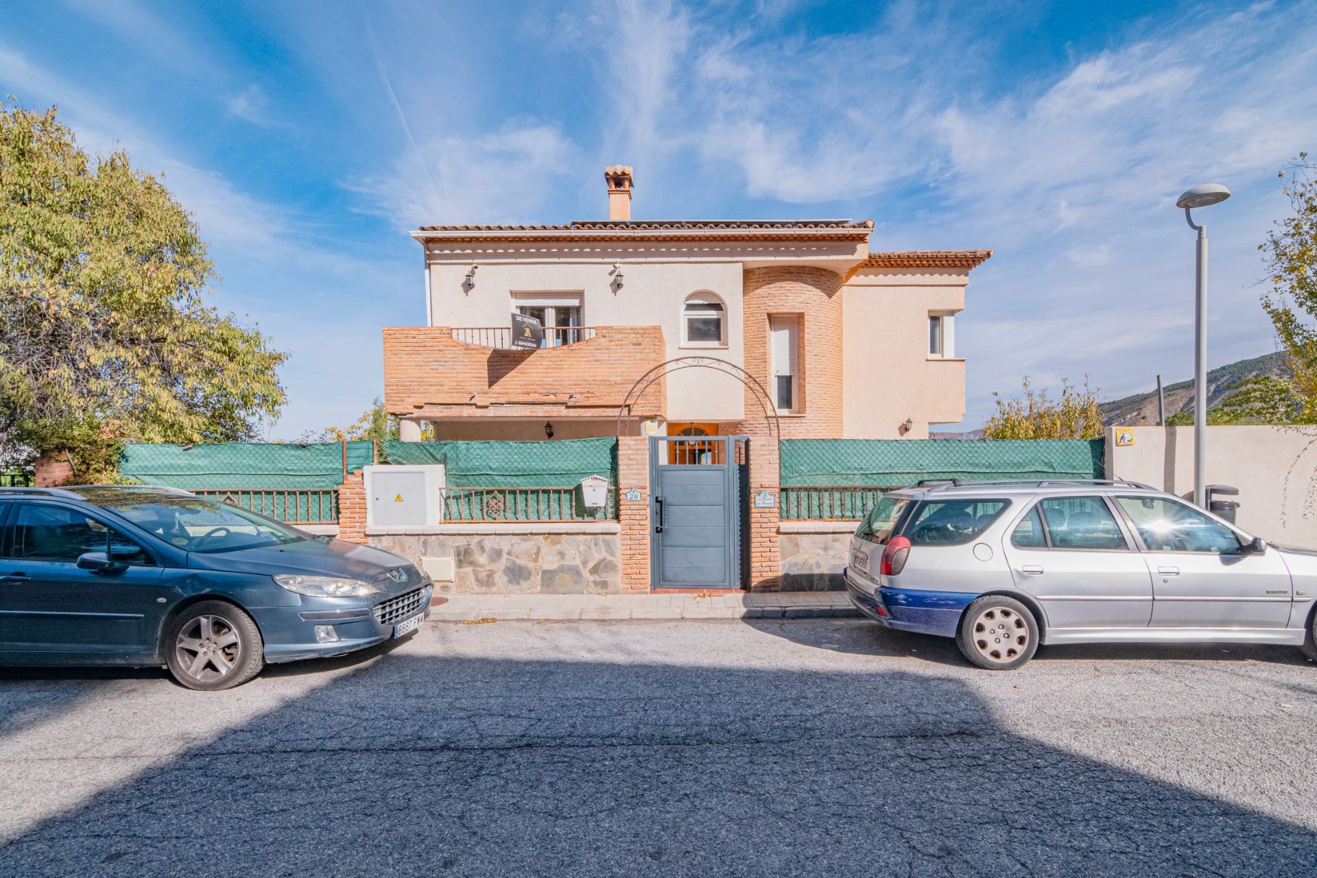 Vista exterior de Casa o xalet en venda en La Zubia amb Aire condicionat, Calefacció i Jardí privat