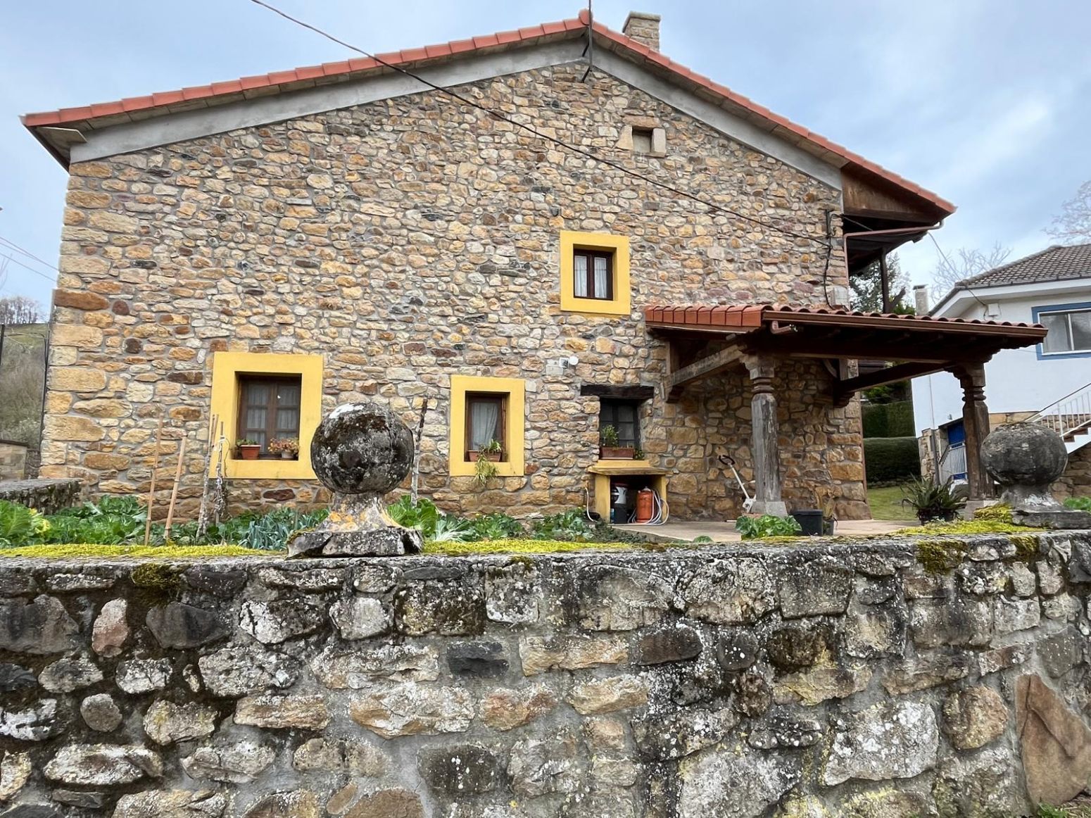 Vista exterior de Casa adosada en venda en Villafufre amb Jardí privat i Balcó