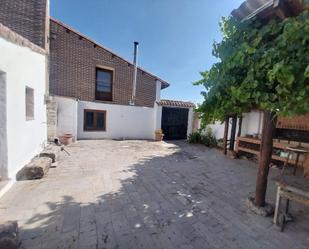 Vista exterior de Casa o xalet en venda en Torrelobatón amb Calefacció, Jardí privat i Terrassa