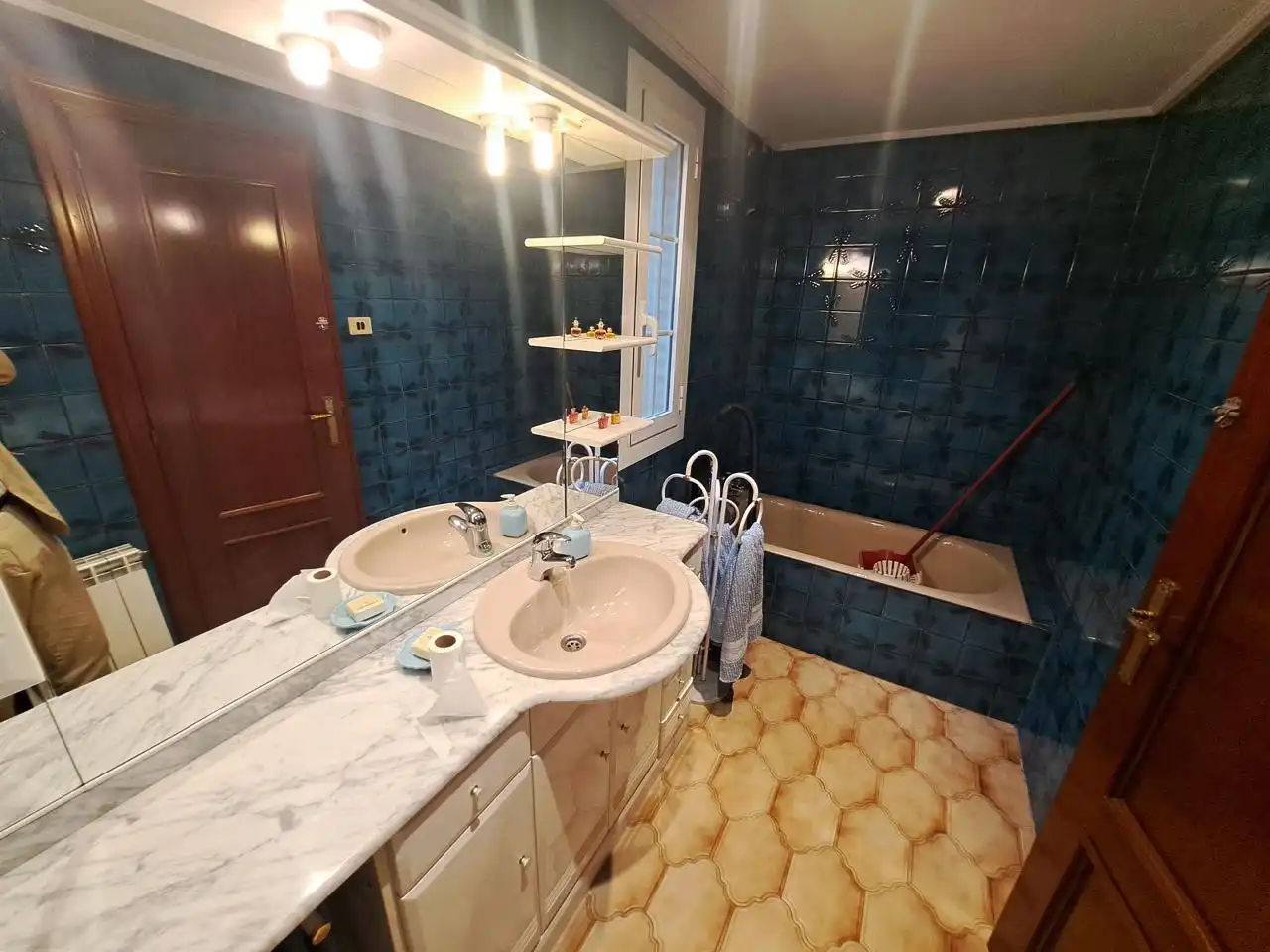 Bathroom of Flat for sale in Zaragoza  with Heating, Terrace and Storage room